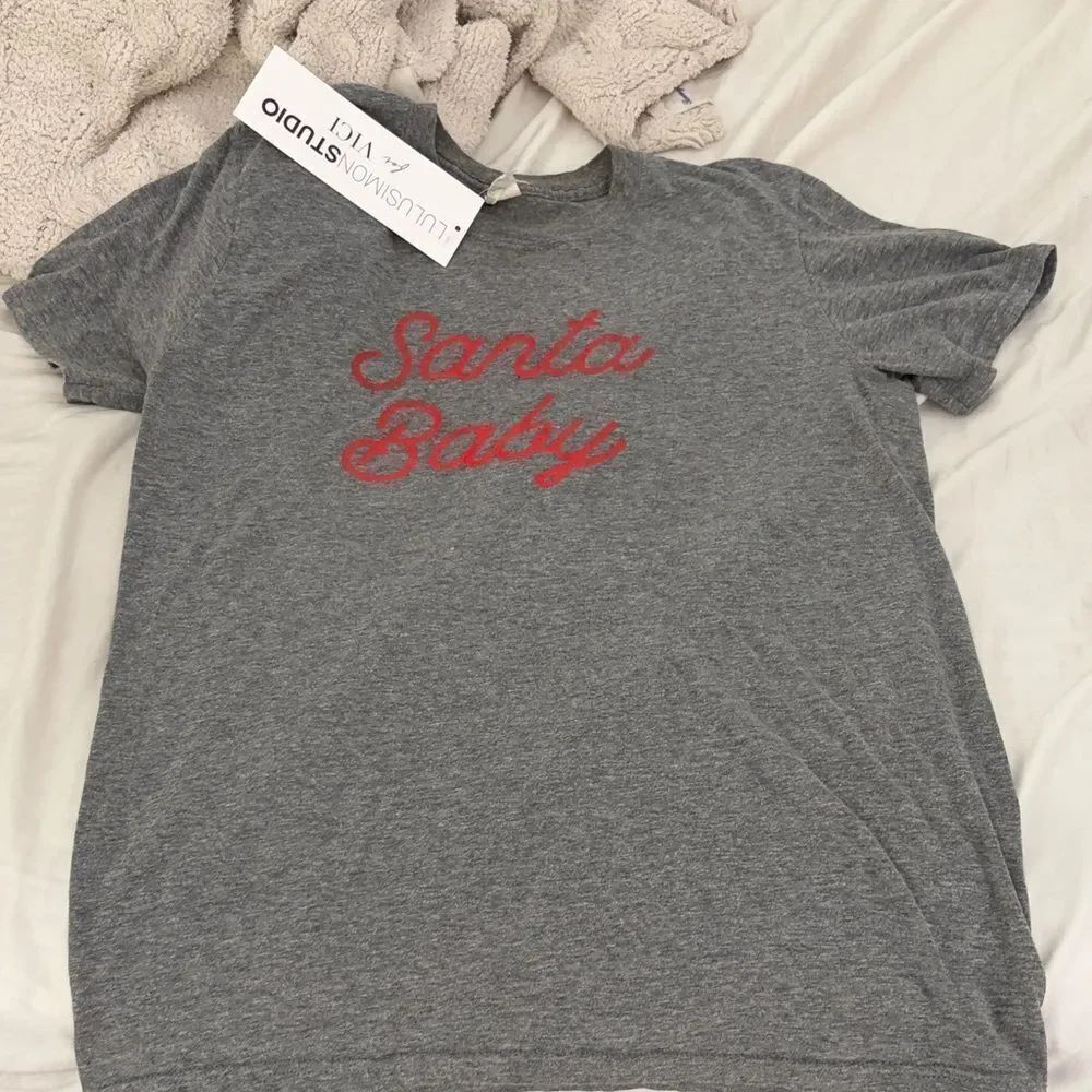 Gray 'Santa Baby' T-Shirt Vici by lulusimon size Small nwt